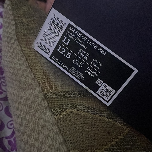 MENS 11 Nikes - Picture 4 of 4